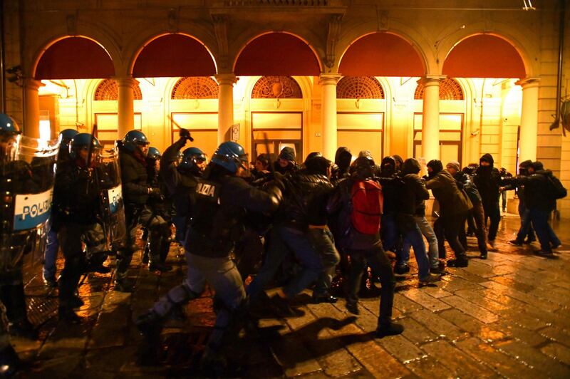 Bologna, scontri tra polizia e antagonisti 5