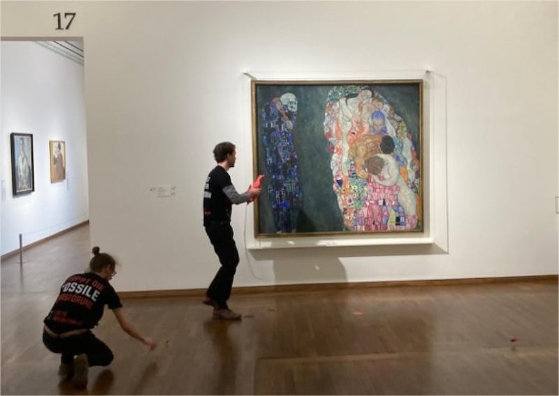 Attivisti contro il dipinto di Gustav Klimt "Morte e Vita" 2
