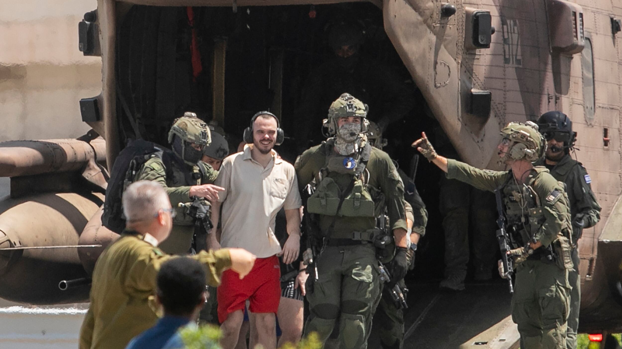 Spie, agenti camuffati e pioggia di fuoco. Così Israele ha liberato i quattro ostaggi