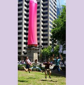 Sydney, spunta un preservativo gigante 6