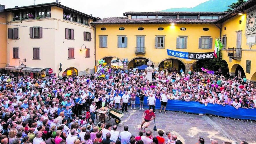 La corsa delle "cento uova". Una festa lunga un secolo
