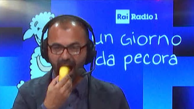 Fioramonti show: mangia una merendina e suona l'ukulele