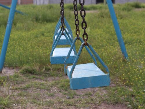 Muore a 6 anni colpita da un’altalena: cinque indagati per omicidio colposo