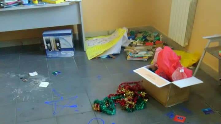 Agrigento, scritte sataniche in una scuola e crocifissi bruciati