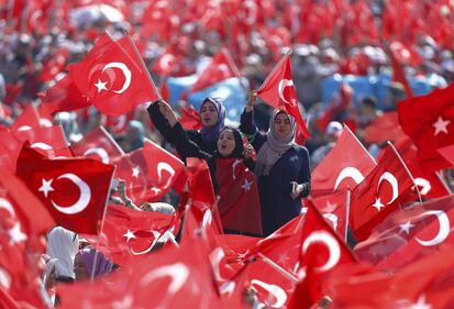 Folla immensa a Istanbul per la manifestazione anti-golpista 11