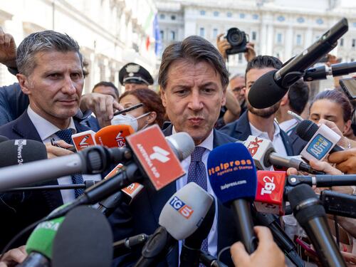 La scappatoia dei Cinque stelle: usciremo dall'Aula. E Salvini alza il tiro