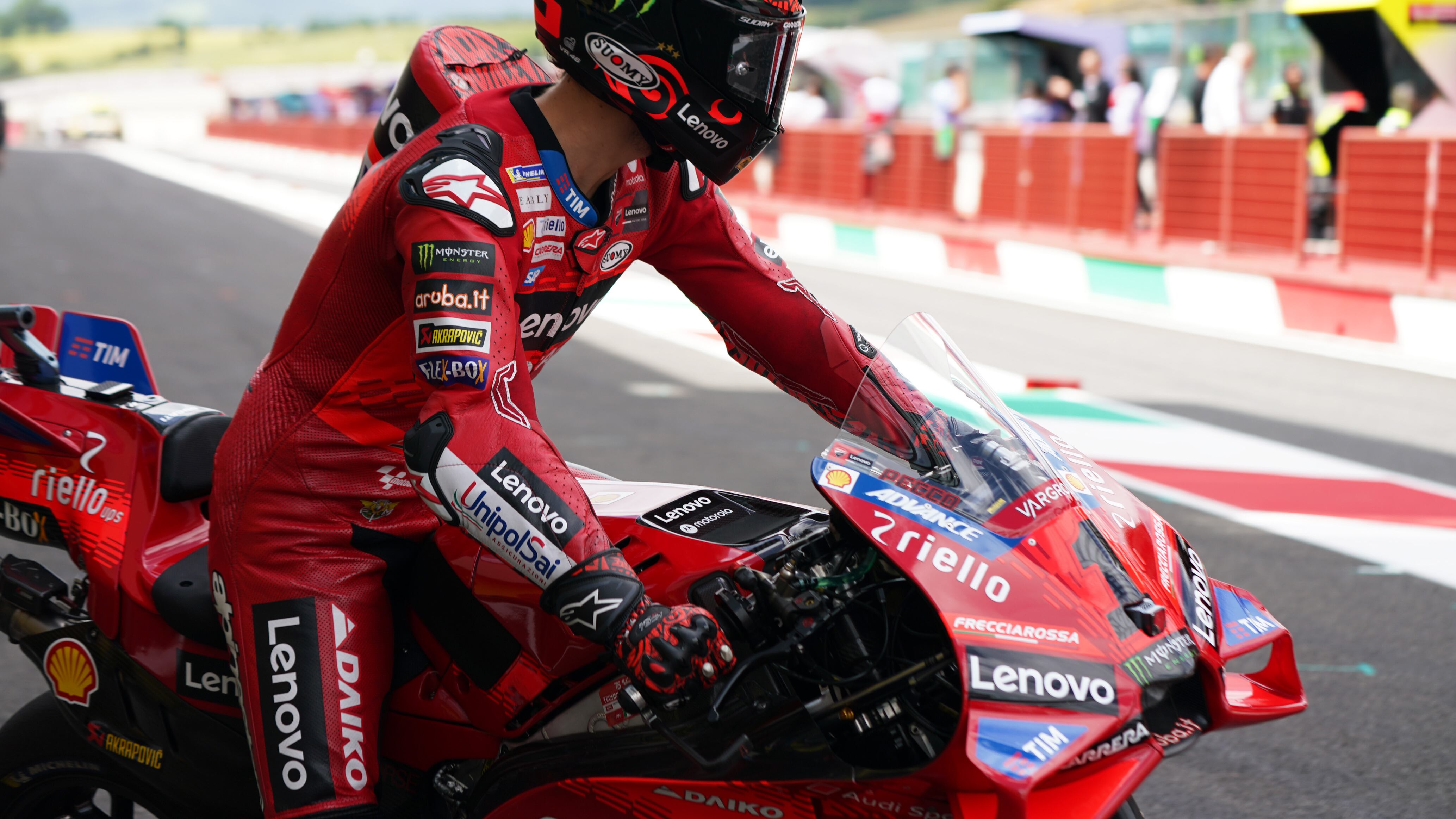 Bagnaia, pole e penalità: Marquez si allarga