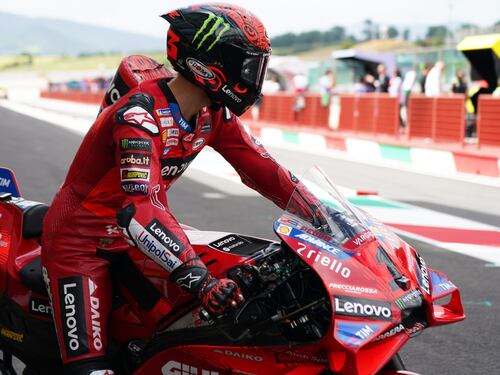 Bagnaia, pole e penalità: Marquez si allarga