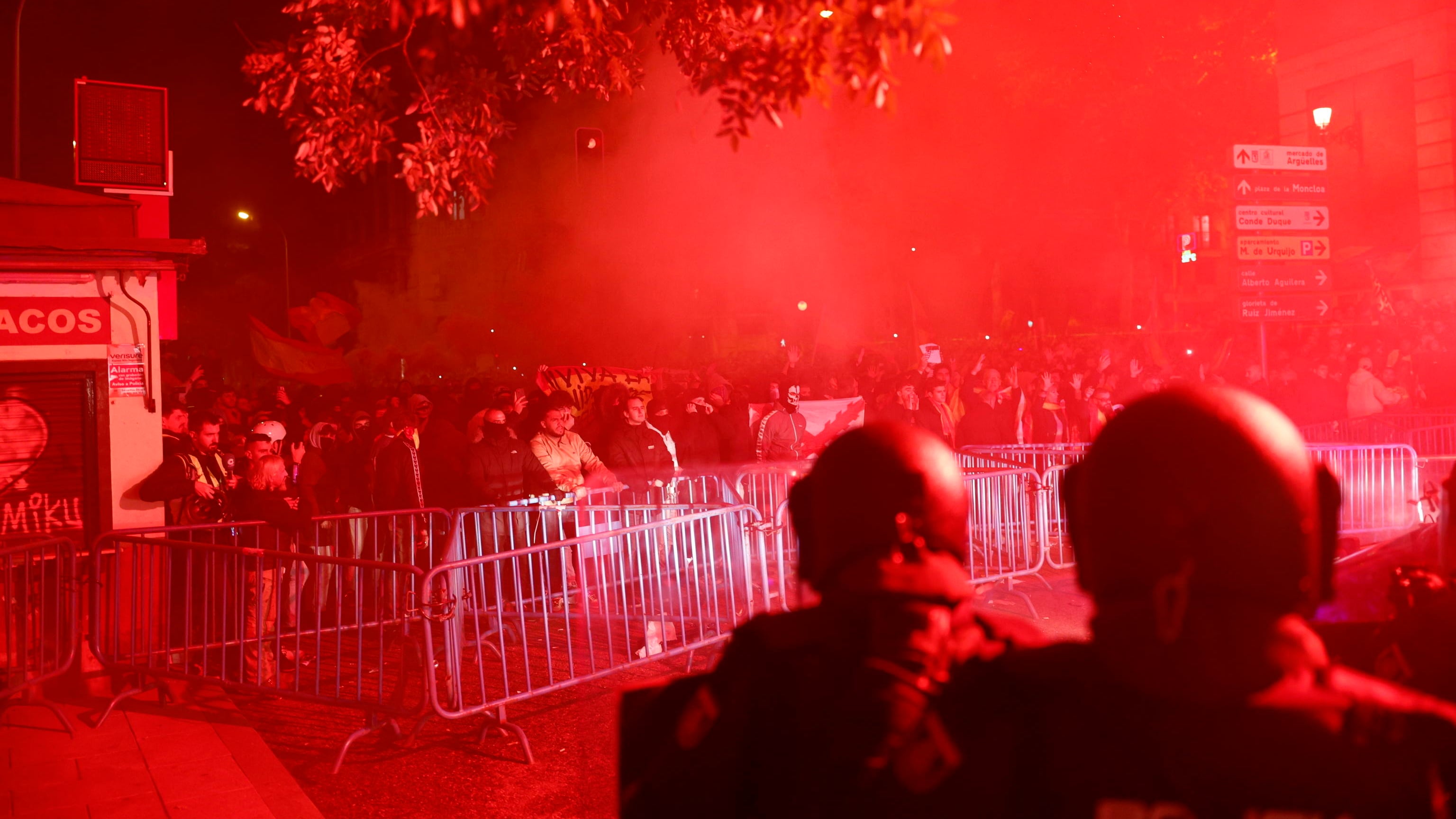 Continua il caos in Spagna: in migliaia manifestano sotto la sede del Psoe