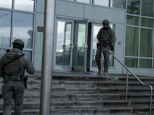 Le foto in manette, la tuta e la derisione social. Ora è nel carcere dei vip