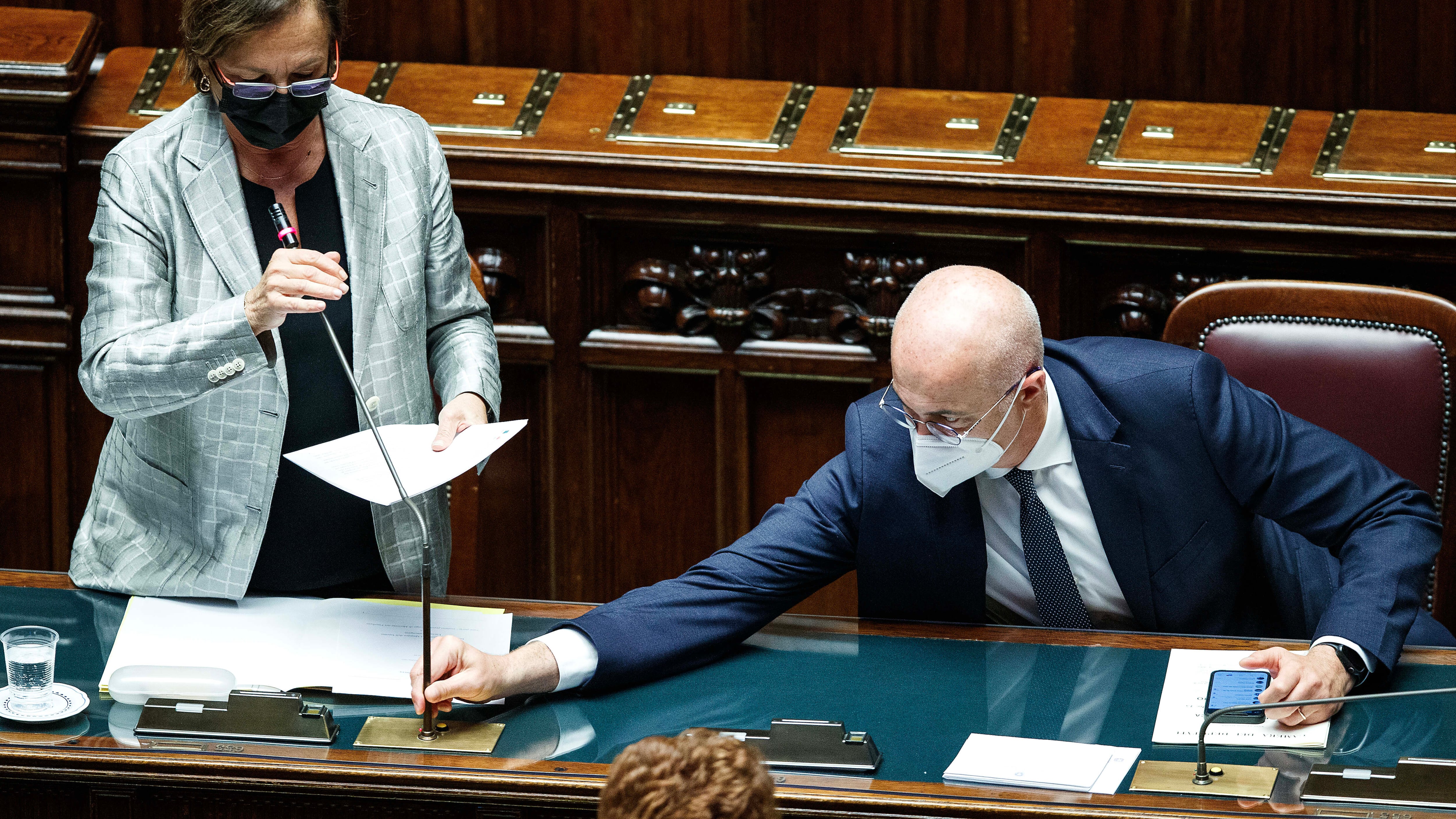 La verità di Lamorgese sul rave party. E in Aula scoppia la bufera