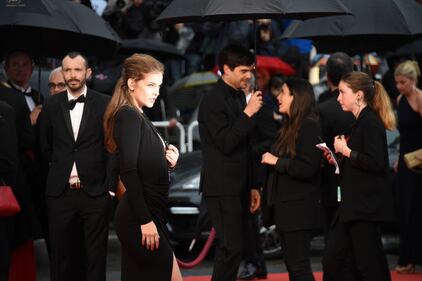 Il fascino di Barbara Palvin strega i fotografi a Cannes 4