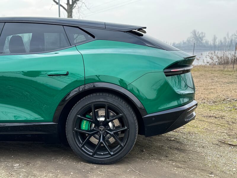 Lotus Eletre: guarda la gallery del nuovo suv elettrico anglo-cinese da 612 CV 9
