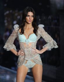 Kendall Jenner sul palco di Victoria's Secret 37