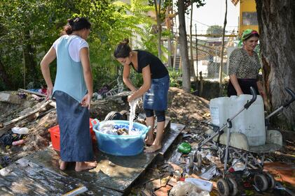 Il Parco Sud trasformato dai rom in una discarica 5