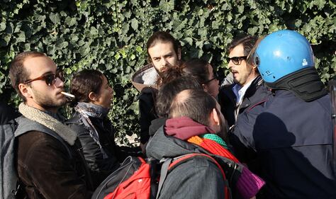 Renzi a Brescia: scontri tra polizia e antagonisti 4