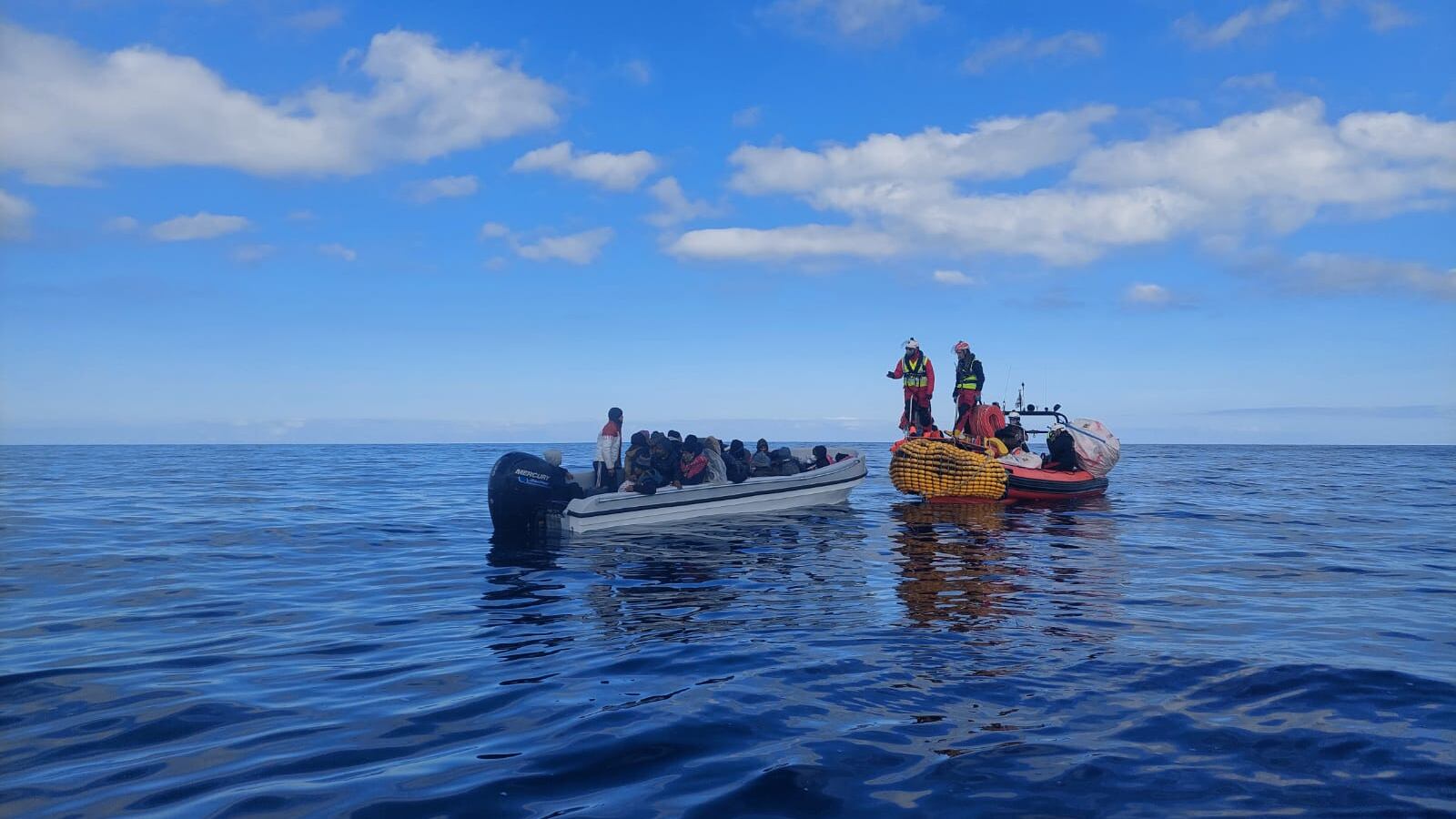 Cinque salvataggi in quattro giorni. L'Ong pronta a scaricarci quasi 250 migranti