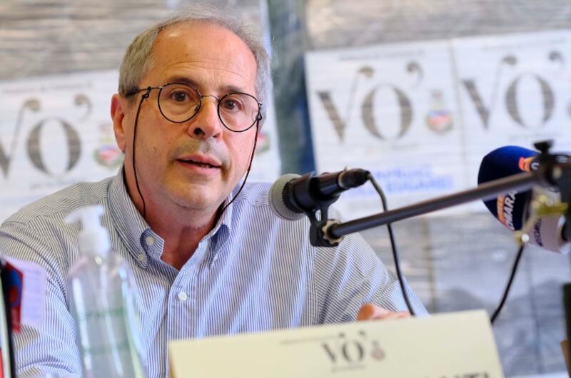 "Anche se ci sarà il vaccino...". Crisanti rilancia il lockdown totale