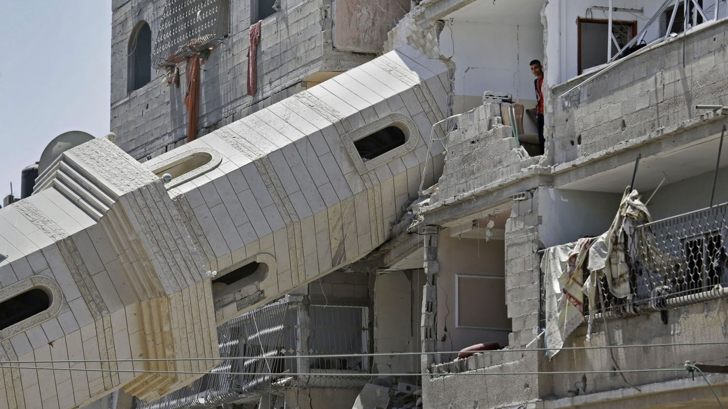 Colpiti a Gaza una scuola dell'Onu e un mercato. Decine le vittime
