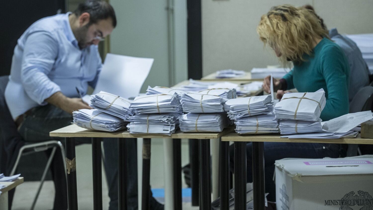 La partita del voto all'estero e i magheggi dei consolati