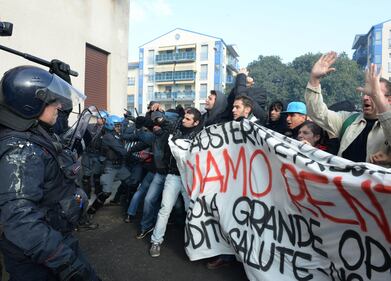 Renzi a Brescia: scontri tra polizia e antagonisti 11