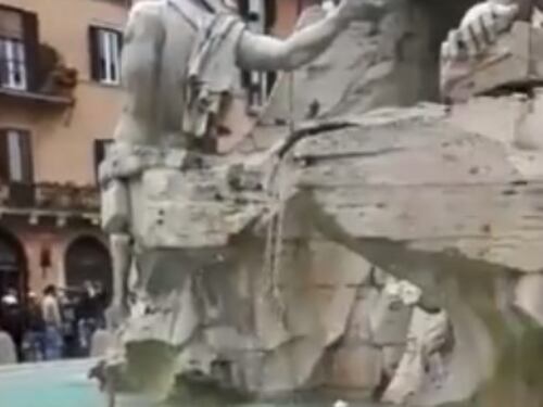 Roma, la fontana dei Fiumi coperta dai rifiuti, il Comune: "Richiami domani"