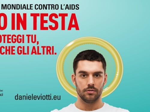 Il preservativo diventa un'aureola. Così il Pd sponsorizza la lotta all'Aids
