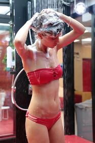Sexy doccia al Grande Fratello 4