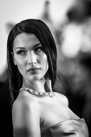Bella Hadid strega il red carpet a Cannes. Guarda il look 1