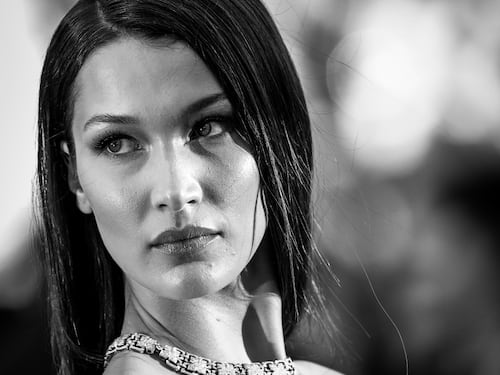 Bella Hadid strega il red carpet a Cannes