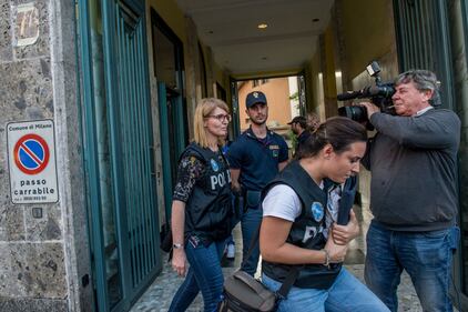Milano, mamma e figlia precipitano dall'ottavo piano 5