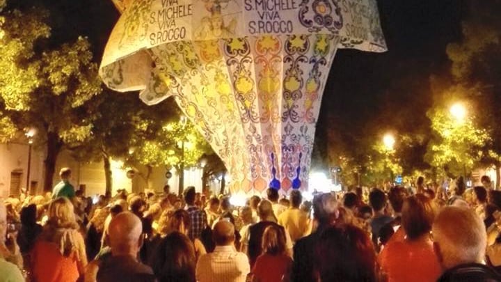 Bari, polemiche sulla mongolfiera per il santo patrono: "Commissionata da famiglia criminale"
