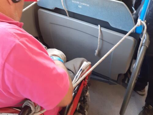 Mancano le cinture di sicurezza sul bus: un disabile si lega con una corda