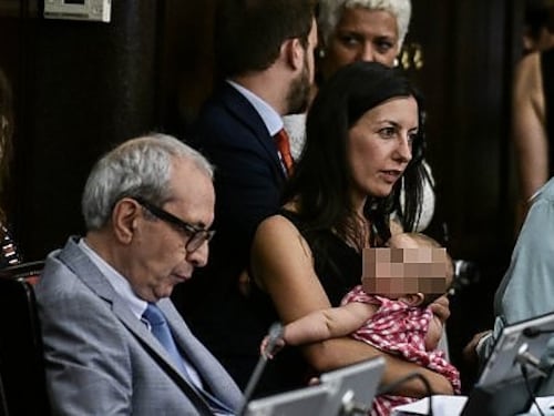 Lega contro la consigliera di sinistra: "Non porti la figlia in Aula"