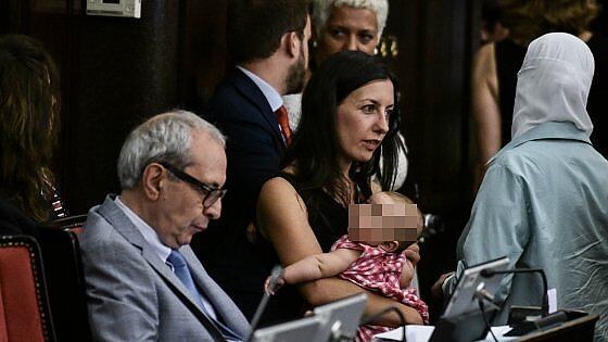 Lega contro la consigliera di sinistra: "Non porti la figlia in Aula"