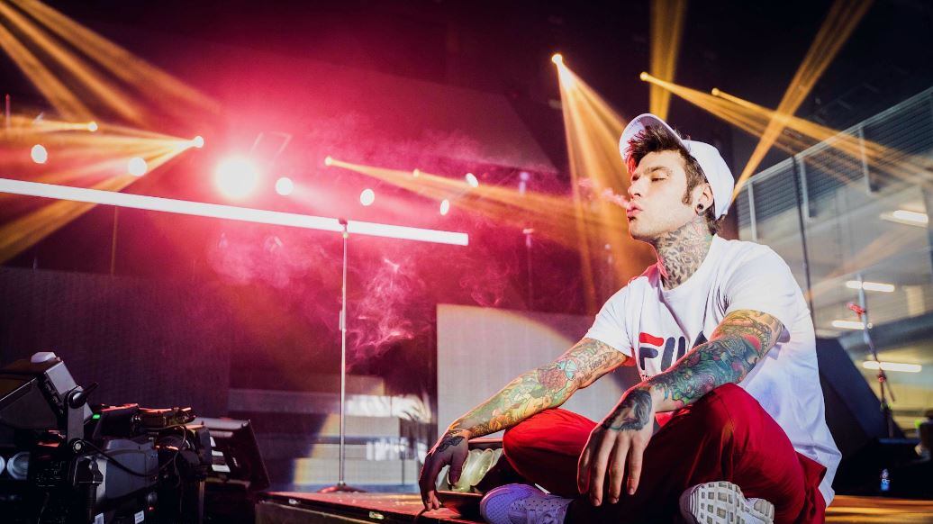Fedez si racconta: "A 16 anni avevo una pistola nello zaino. Io sono più ricco di Chiara"