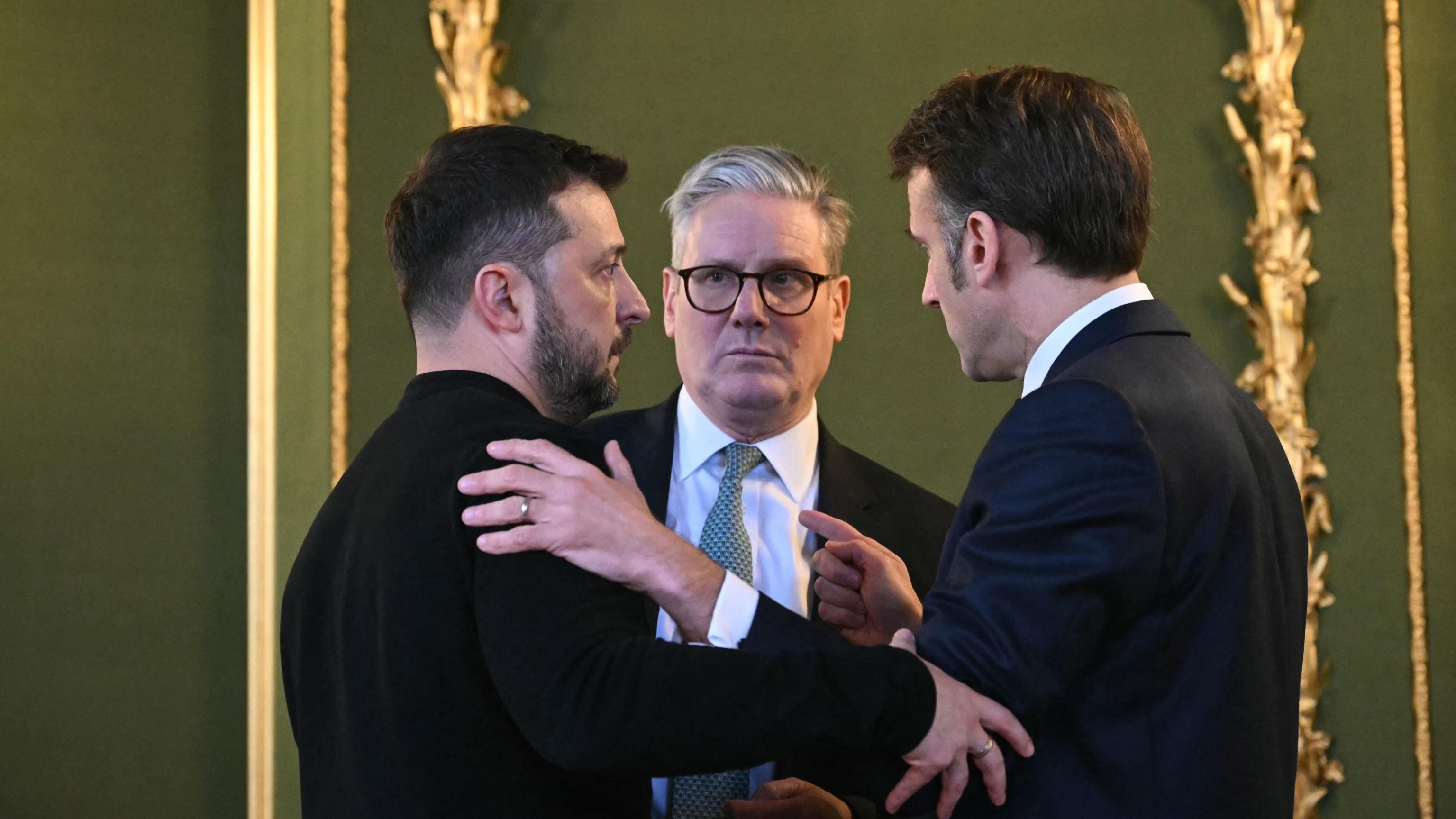 Zelensky e gli abbracci dei leader. E Re Carlo "strappa" il protocollo