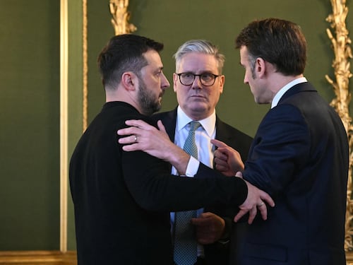 Zelensky e gli abbracci dei leader. E Re Carlo "strappa" il protocollo