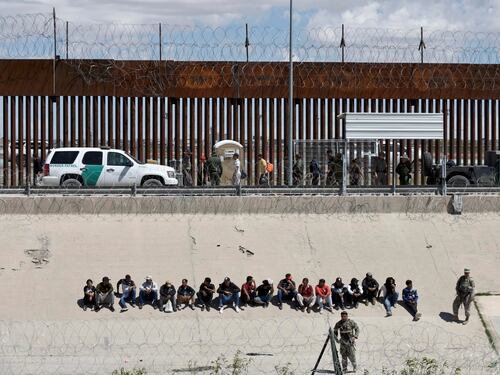 Il piano di Biden per fermare i migranti: così "copia" le idee di Meloni