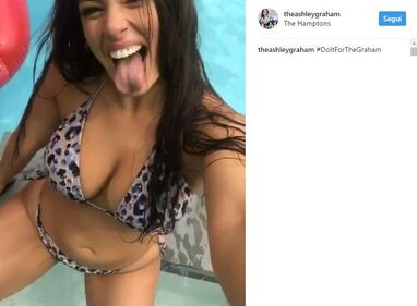 Ashley Graham sexy con gli occhiali 2