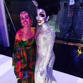 Pizza, gattini, nudità e drag queen: la vita privata in pubblico di Miley Cyrus 8