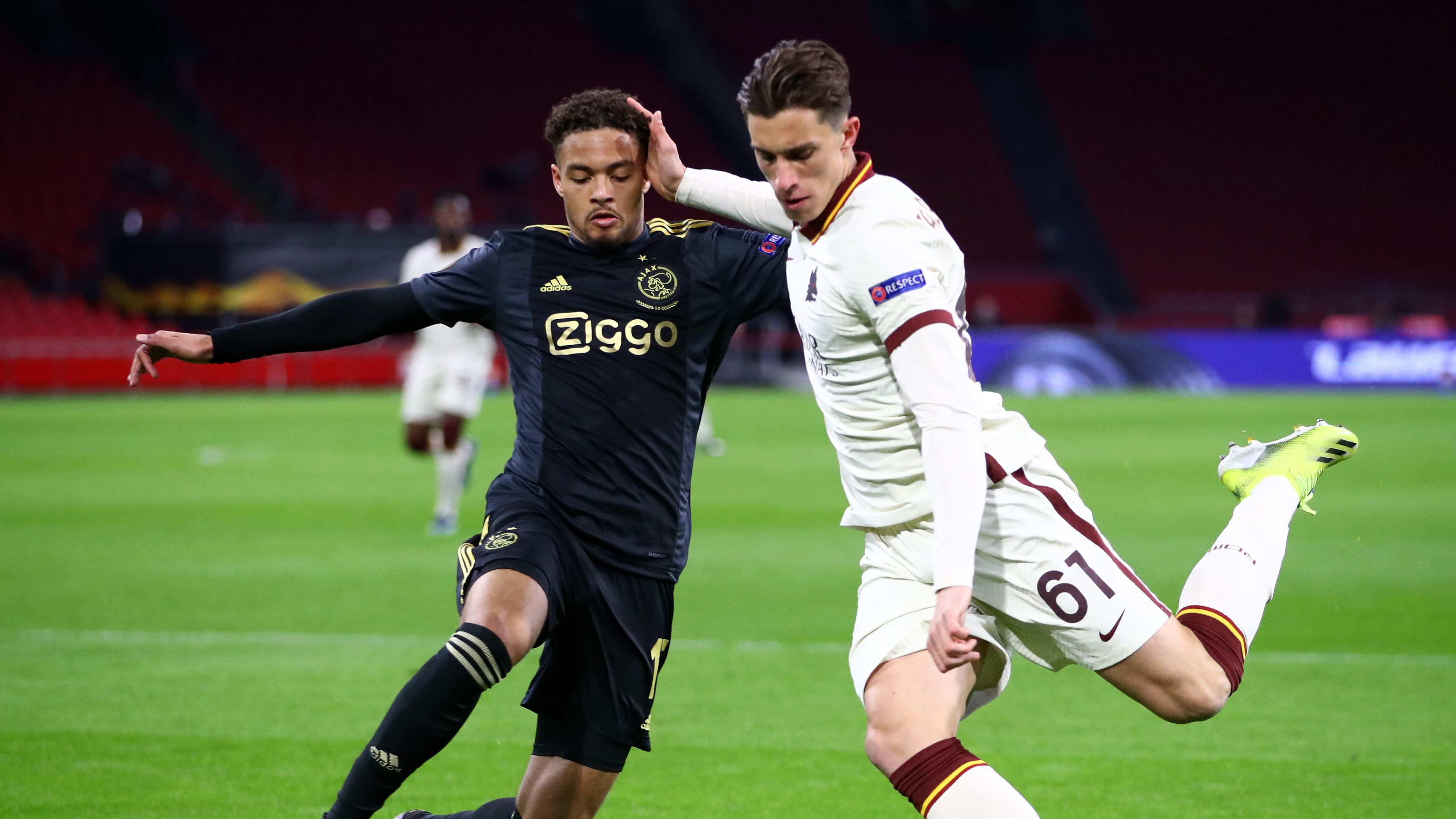 Il bruttissimo gesto del raccattapalle che segna Ajax-Roma