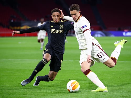 Il bruttissimo gesto del raccattapalle che segna Ajax-Roma