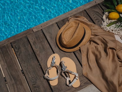 Look estivo con infradito: ecco come abbinarle in base a cosa scegli di indossare