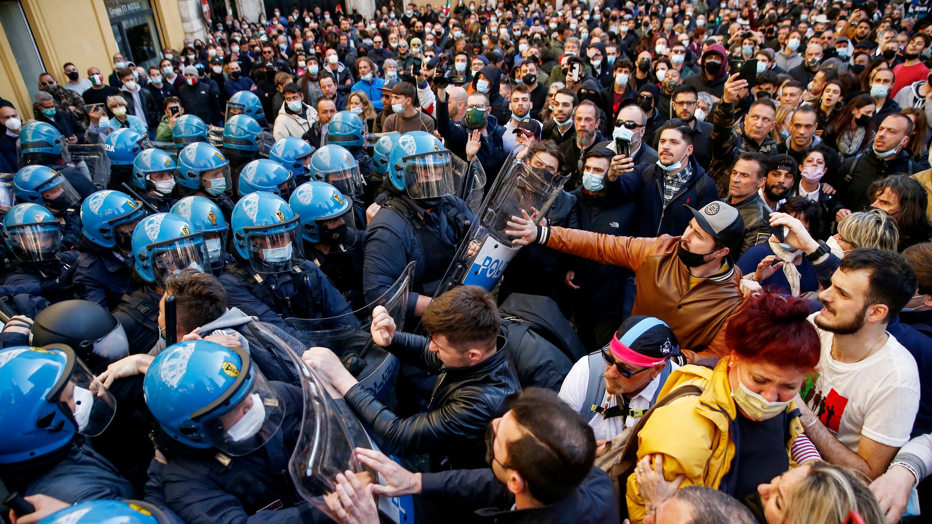I commercianti tornano in piazza. "Con i violenti noi non c'entriamo"