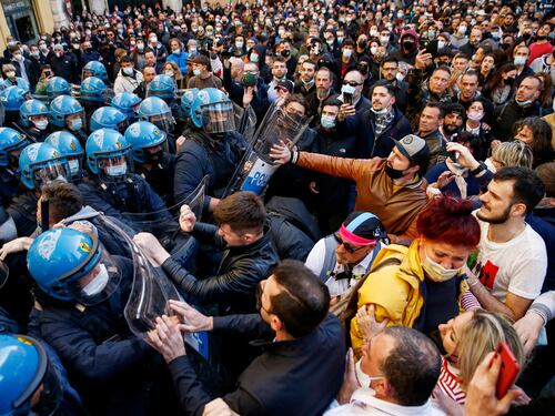 I commercianti tornano in piazza. "Con i violenti noi non c'entriamo"