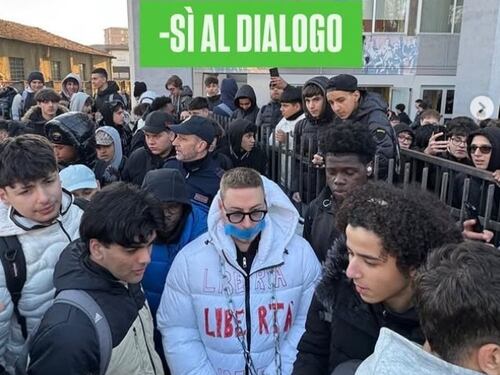 Max Felicitas incatenato. FdI: "Non si parla così di sessualità"