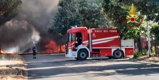Vasto incendio divampato questo pomeriggio a Roma nella zona di via Casilina 8