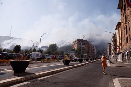 Case evacuate a Monte Mario ed elicottero antincendio all'opera: paura a Roma 9