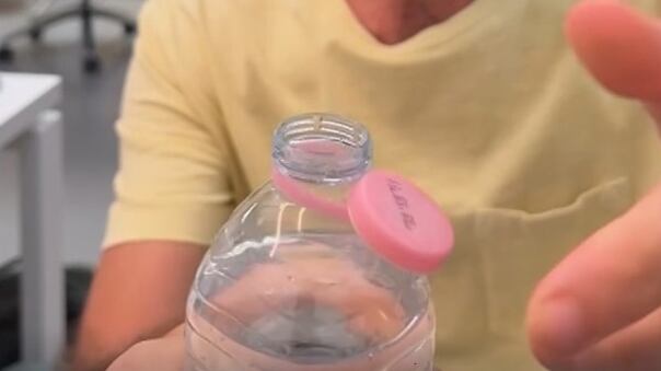 Le bottiglie di plastica cambiano ancora una volta: dopo il tappo che non si stacca ecco la novità in vigore dal 1° gennaio 2025